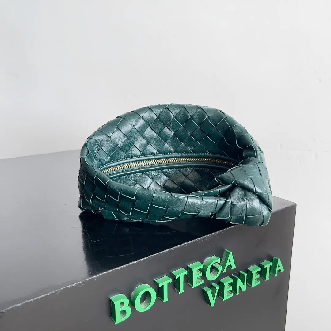 Batch 1120 Bottega veneta͙.——The latest braided and knotted hobo🔥 The top-grade lambskin leather is very soft, the bag shape is unique, practical and durable. It retains the traditional weaving elements while being a bit more flamboyant ~ Made of hand-woven sheepskin, zipper opening and closing, curved seamless structure, effortless to match. Highly recommended⚠️⚠️⚠️ The highest-end in the market🌈 Welcome to compare [Factory equipped with full package] size: 23x15x5cm.   Model: 651876